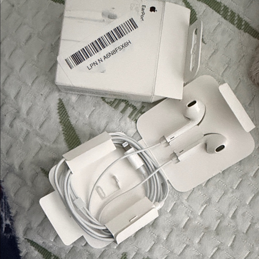 Apple Wired EarPods in White with lighting Connector